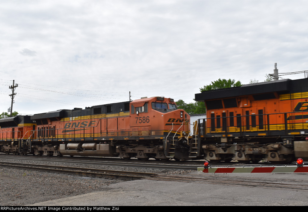 BNSF 7586